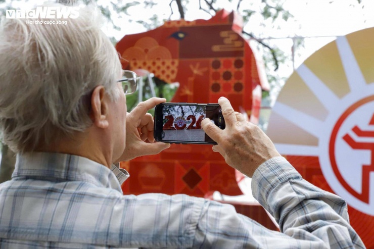 Lượng người đổ về khu vực quanh Hồ Gươm tăng mạnh vào những ngày sát Tết. Nhiều nhóm bạn trẻ, gia đình có con nhỏ và cả du khách nước ngoài chọn nơi đây làm điểm dừng chân.