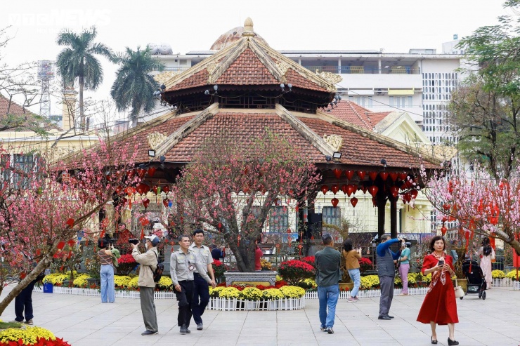 Với quy mô trang trí lớn, cách bố trí hợp lý và vị trí trung tâm, khu vực quanh Hồ Hoàn Kiếm đang trở thành điểm check-in hoa đào được quan tâm nhất Hà Nội những ngày cận Tết Bính Ngọ 2026.