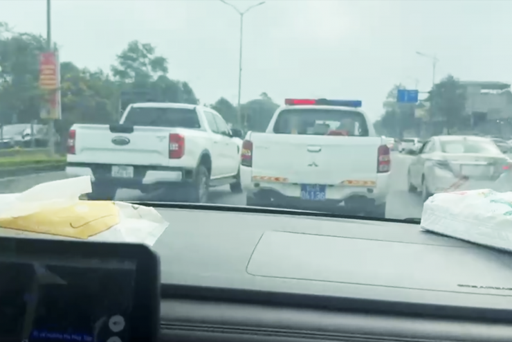 CSGT sử dụng ô tô tuần tra để dẫn đường, đưa anh Đ. đi cấp cứu. Ảnh: CACC