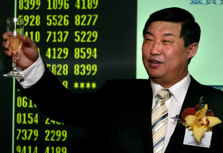 Từ Cao Minh - nhà sáng lập Lão Phố Hoàng Kim, cựu công chức rời biên chế ở tuổi 31 để khởi nghiệp, nay trở thành tỷ phú mới của ngành kim hoàn Trung Quốc. Ảnh: Baidu