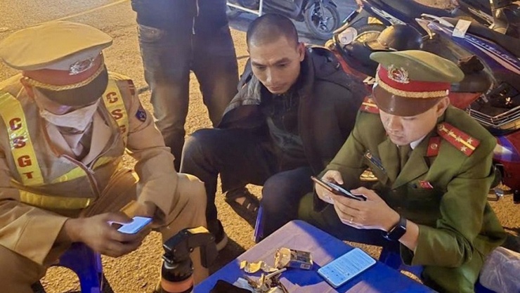 Lực lượng chức năng xác minh nhân thân đối tượng tại chỗ