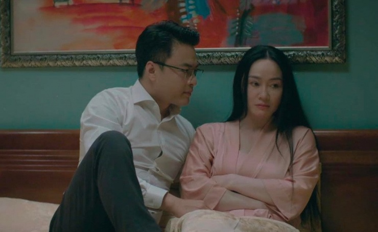 Tuyết cặp kè với Khang (Hồng Đăng) - tay luật sư riêng của gia đình. Cả hai cùng lên kế hoạch lấy hết tài sản của chồng bà Tuyết khi ông qua đời. Đây có lẽ là vai diễn mưu mô nhất mà nữ nghệ sĩ từng đảm nhiệm. 