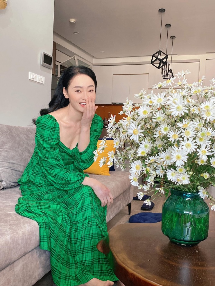 Trên phim, khán giả không nhận ra sự chênh lệch quá lớn về tuổi tác giữa Quách Thu Phương và Hồng Đăng dù chị hơn nam diễn viên 7 tuổi. Quách Thu Phương sinh năm 1977 còn Hồng Đăng sinh năm 1984. 