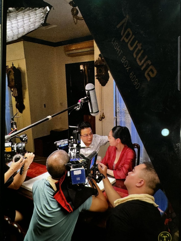 Trong phim, Quách Thu Phương đóng vai người tình của Hồng Đăng. Nữ diễn viên cho biết do Hồng Đăng 4 năm mới trở lại đóng phim nên ban đầu hơi khớp, cả hai phải bàn bạc khá kỹ trước các cảnh quay. 