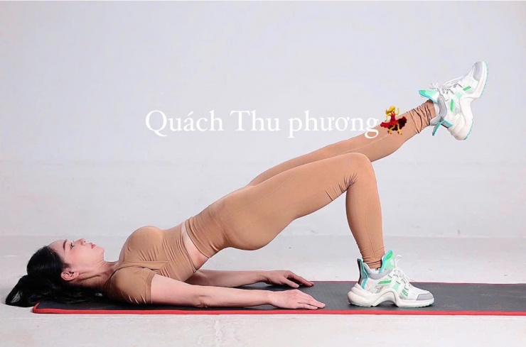 Trên trang cá nhân, chị thường xuyên chia sẻ các clip tập luyện để duy trì vóc dáng. Do vậy cũng dễ hiểu vì sao Quách Thu Phương đến nay vẫn có thân hình thon gọn.