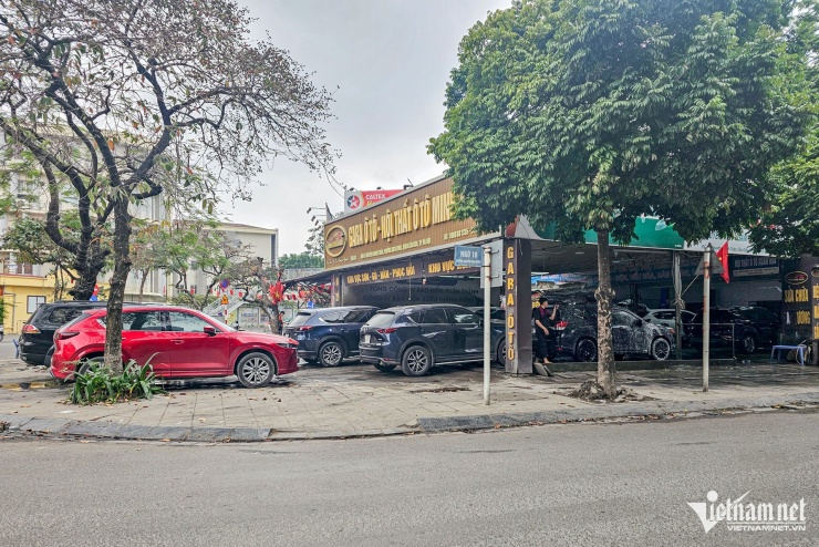 Hàng dài xe ô tô nối đuôi nhau chờ đến lượt rửa xe. Ảnh: Ngô Minh