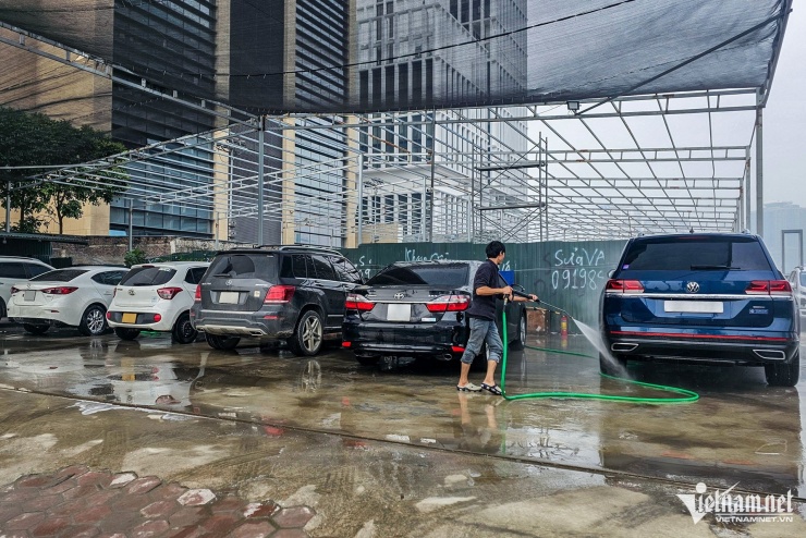 Nhiều khách hàng chấp nhận giá rửa xe tăng hơn ngày thường, miễn là xe được rửa sạch sẽ. Ảnh: Ngô Minh