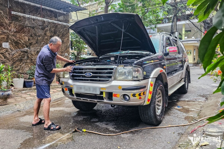 Không chấp nhận chi phí rửa xe ngày Tết cao đột biến, không ít người đã chọn cách tự "làm sạch" xế cưng. Ảnh: Ngô Minh&nbsp;