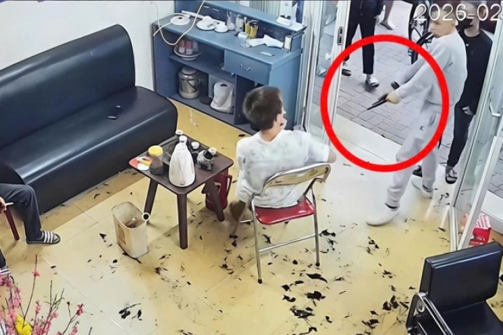 Nhóm người cầm vật giống súng xông vào tiệm cắt tóc hành hung, đòi tiền ở Hưng Yên