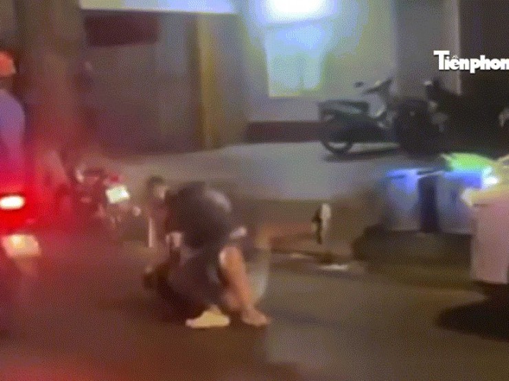 [Clip] Hai tài xế vật lộn, đánh nhau giữa đường gây xôn xao ngày giáp Tết