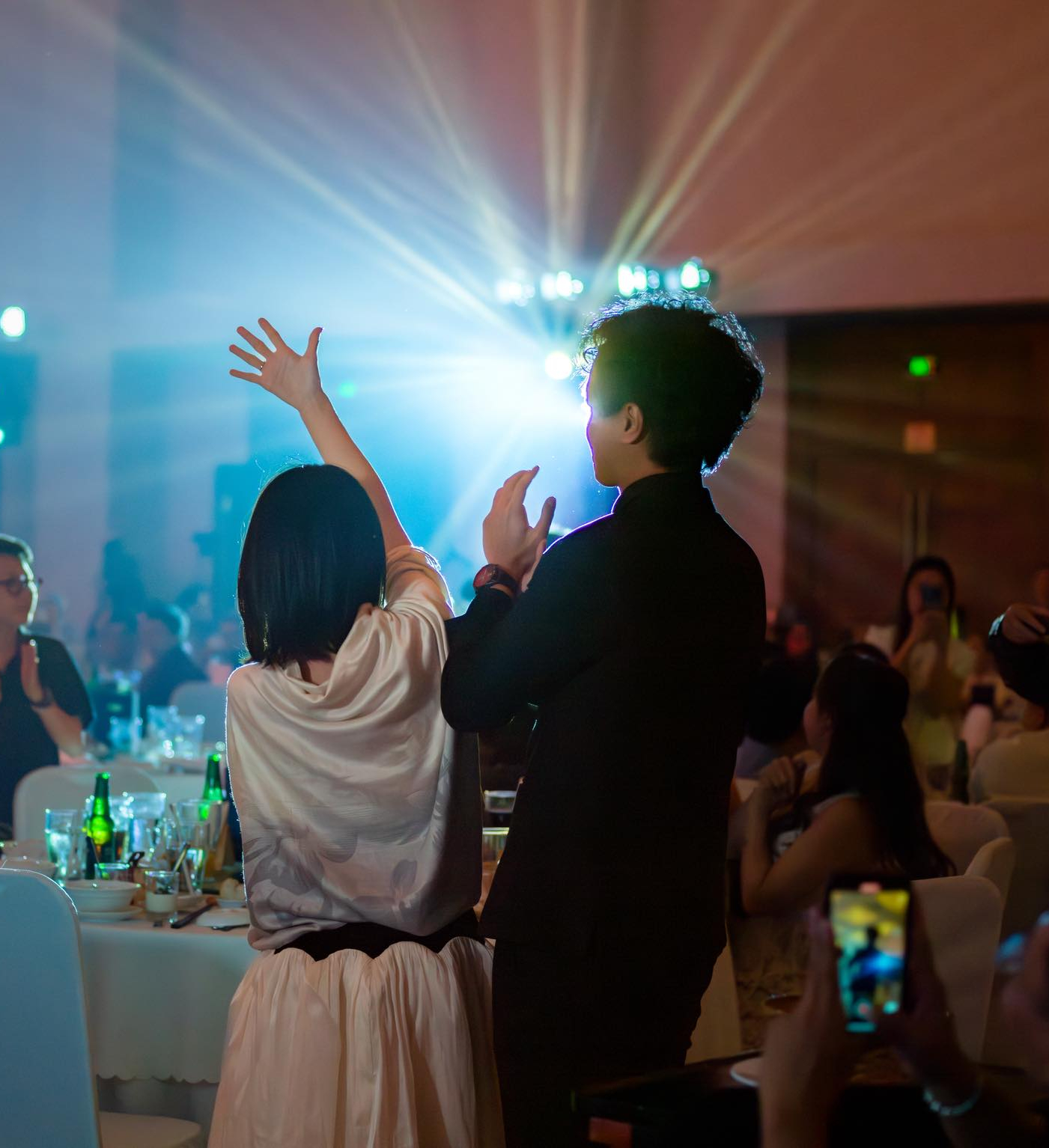 Theo chia sẻ của nhạc trưởng Dustin Tiêu, anh cầu hôn Lan Thy ngay sau khi lễ cưới của người em họ. Nhạc trưởng Dustin Tiêu (tên thật là Tiêu Nguyễn Đức Anh, sinh năm 1997), tốt nghiệp trung cấp piano tại Nhạc viện Gracias Music Preparatory School (Hàn Quốc) và tu nghiệp 4 năm tại Nhạc viện Mahanaim (New York, Mỹ) trước khi trở về Việt Nam.