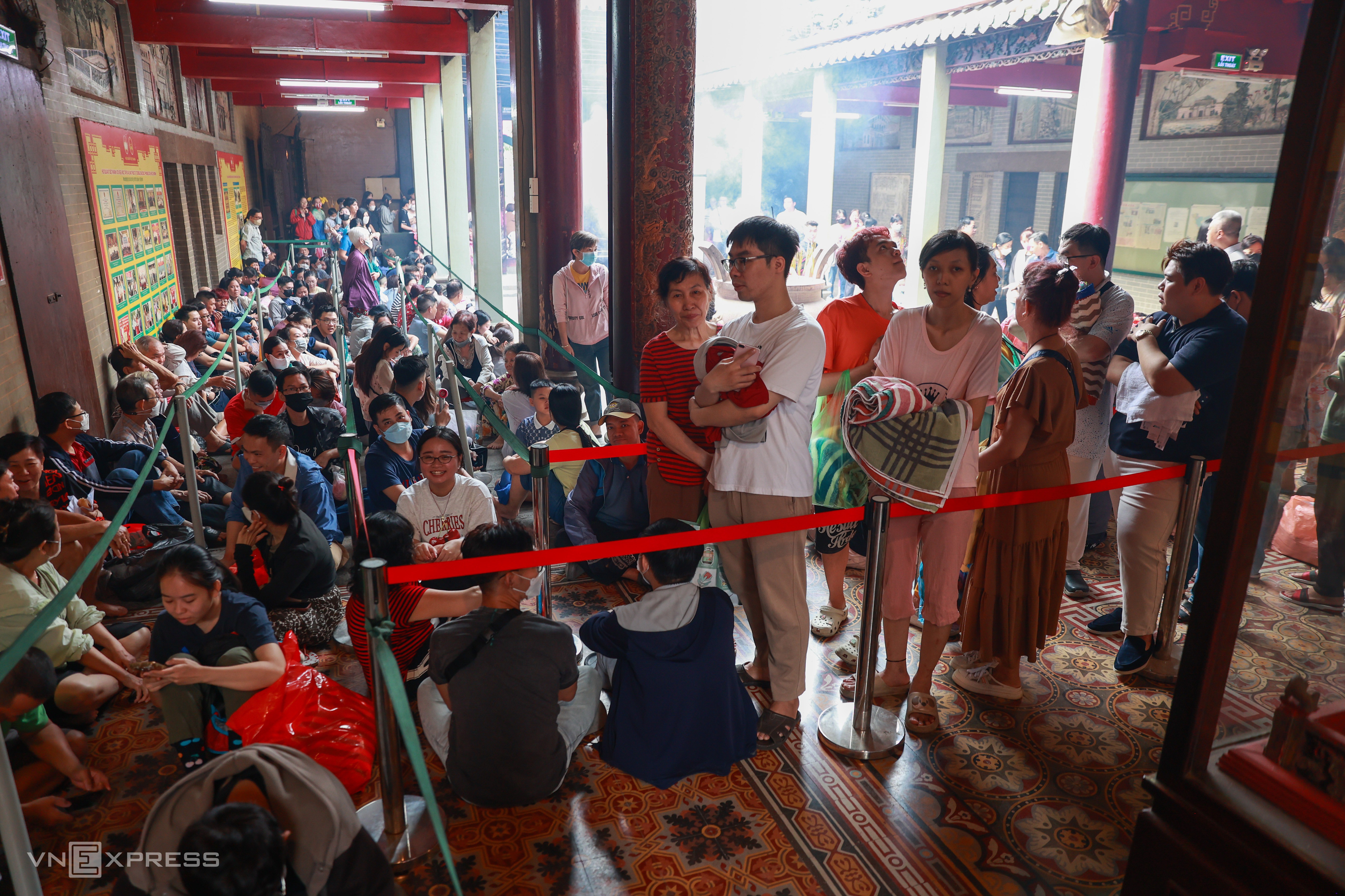 Xếp hàng cầm khăn chờ xin ấn chùa cổ người Hoa ở TP HCM - 2