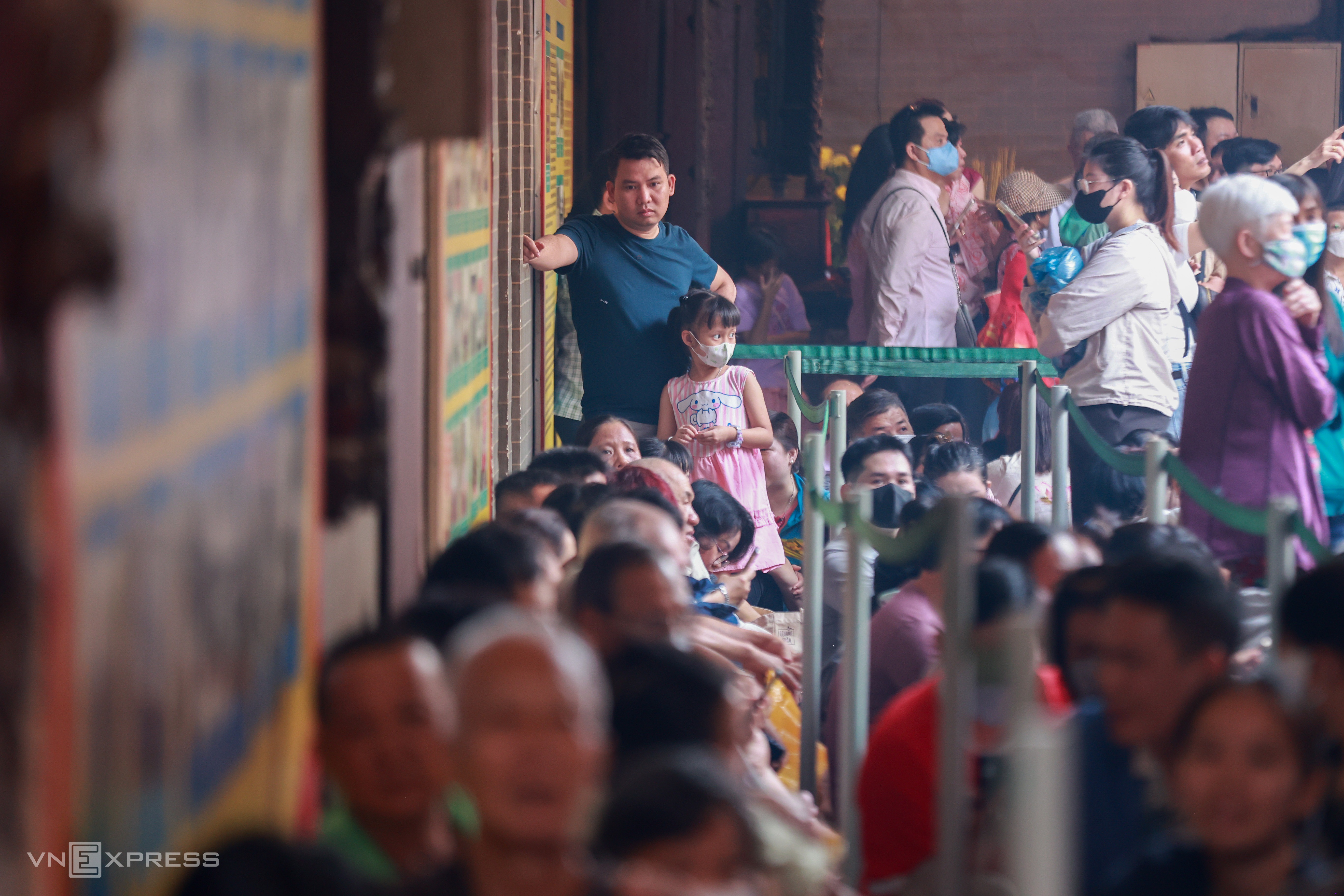 Xếp hàng cầm khăn chờ xin ấn chùa cổ người Hoa ở TP HCM - 3