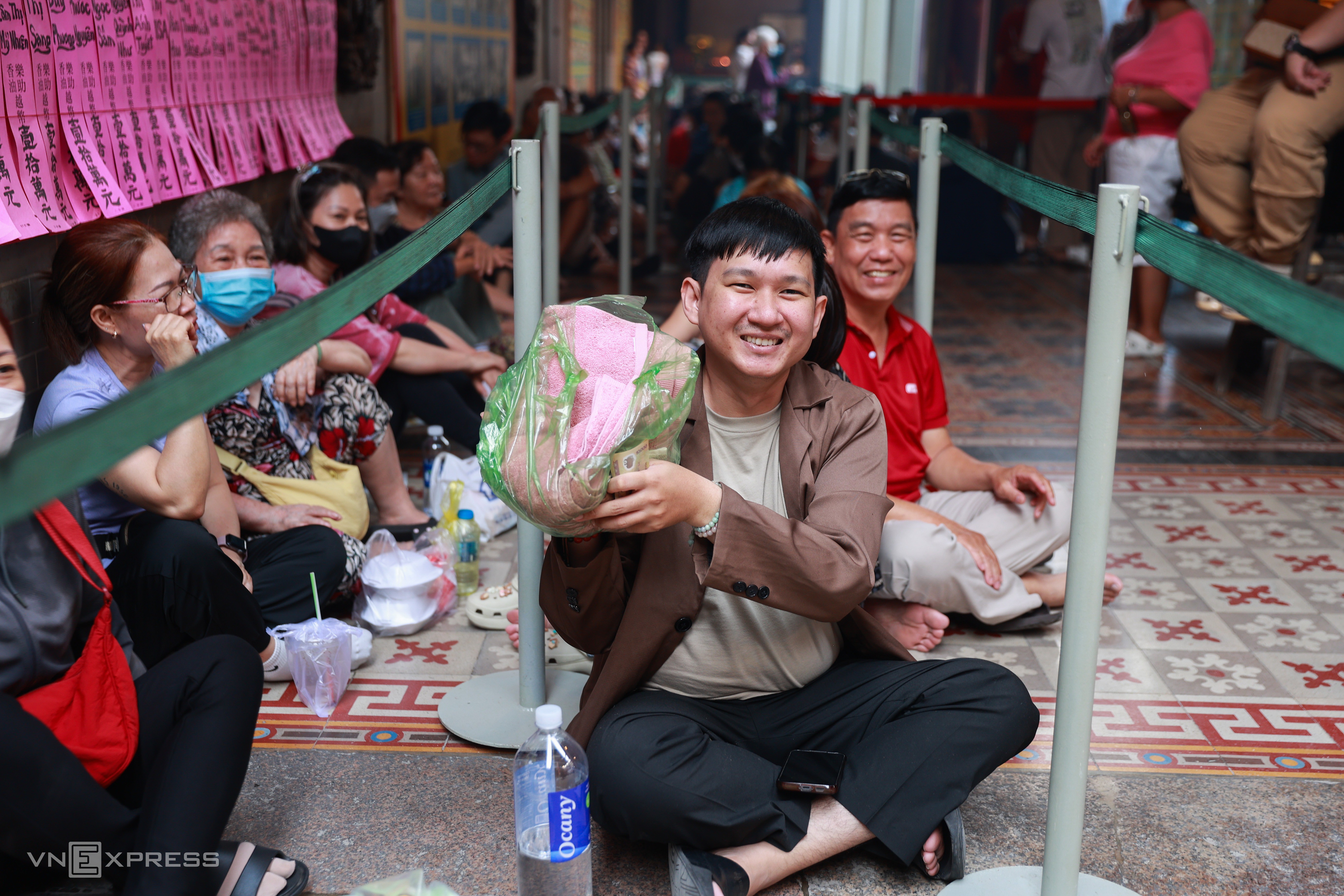 Xếp hàng cầm khăn chờ xin ấn chùa cổ người Hoa ở TP HCM - 6