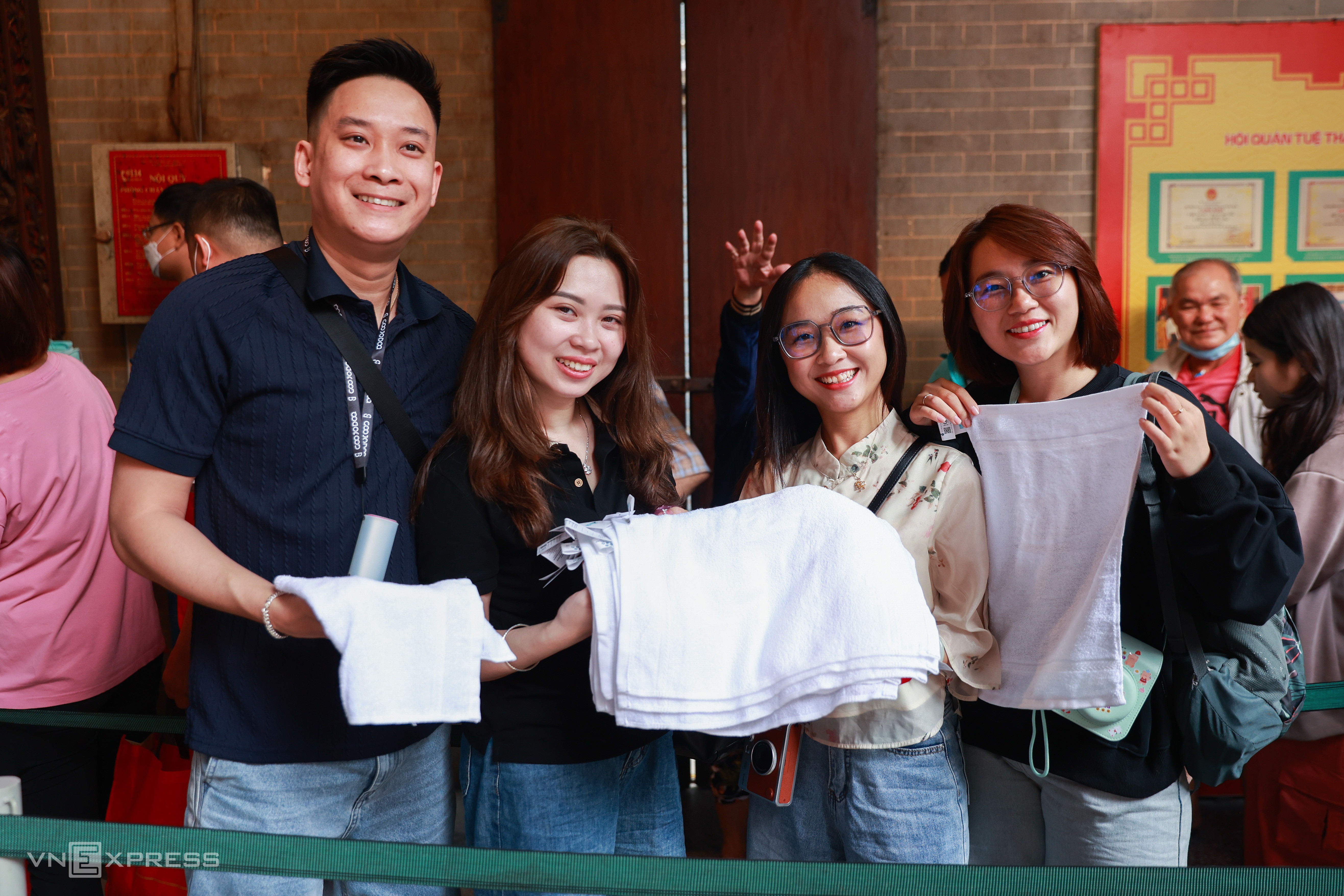 Xếp hàng cầm khăn chờ xin ấn chùa cổ người Hoa ở TP HCM - 7