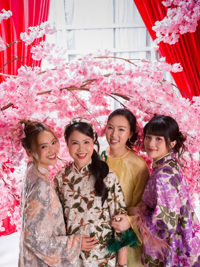 Lan Ngọc (bìa trái) bên mẹ và các chị em. Ảnh: NVCC