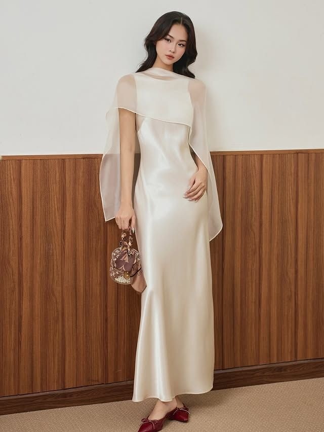 Cũng là đầm lụa, bạn có thể thay blazer bằng khăn lụa quàng qua vai, tạo vẻ ngoài quý phái.