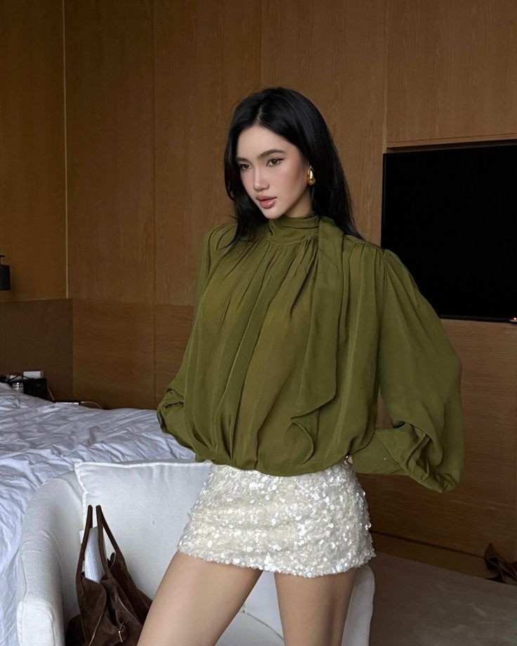 Tết còn là dịp để bạn thoải mái mặc những thiết kế mà thường ngày không dám mặc, như váy sequin. Một bộ đầm sequin dài giúp bạn nổi bật trên phố mà không cần phối thêm món nào. Nếu ngại, hãy phối chân váy ngắn chất liệu này cùng áo lụa thắt nơ.