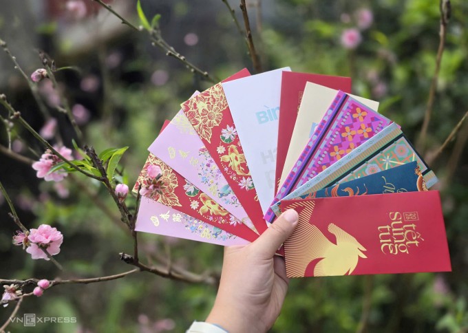 Tiền mừng tuổi được đựng trong phong bao ngày càng đa dạng mẫu mã. Ảnh: Thanh Hằng