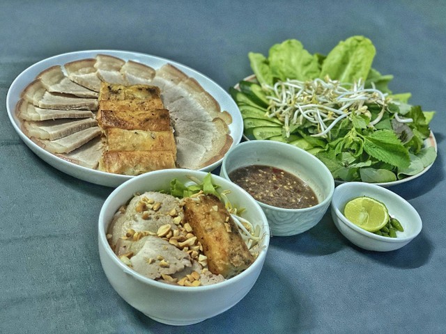 Món thịt luộc cuốn bánh tráng chấm mắm nêm đầy đủ dưỡng chất.