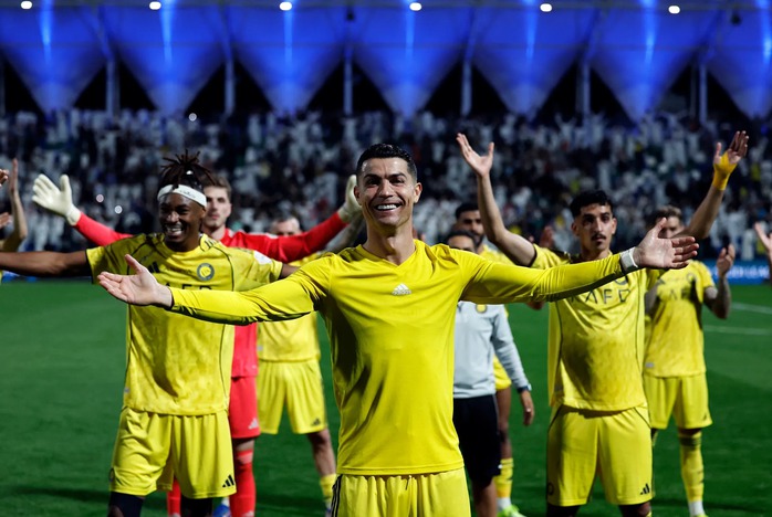 Ronaldo có "hành động lạ” khi ghi bàn sau "nổi loạn" - 1