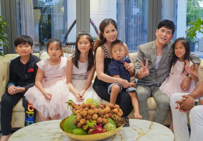 Vợ chồng Quách Thành Danh bên các con.