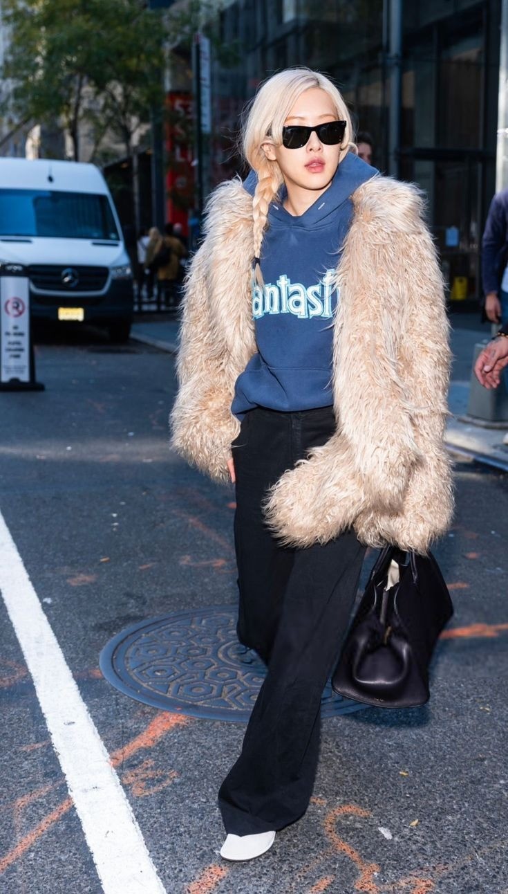 Người đẹp dạo phố với áo hoodie, quần jeans và sneakers. Để tổng thể toát lên vẻ sang trọng, cô sử dụng áo khoác lông và túi tote.