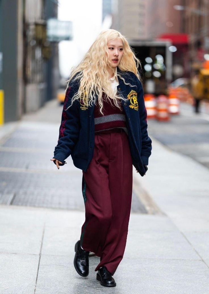 Ngoài âm nhạc, cô còn được hâm mộ nhờ gu thời trang. Đời thường, Rosé theo đuổi phong cách aesthetic, hướng đến đơn giản, thanh lịch, phóng khoáng. Bộ cánh của cô luôn cân đối giữa các thiết kế có phom dáng gọn gàng và những món đồ oversized.