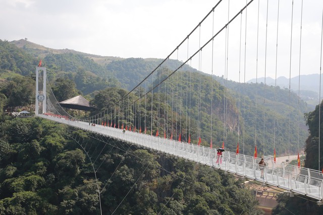 Bên cạnh vẻ đẹp hùng vĩ của thiên nhiên, Mộc Châu còn níu chân du khách khi đến với Cầu kính Bạch Long vắt mình qua vách núi, mang đến trải nghiệm vừa kỳ thú vừa choáng ngợp. Ảnh: H.T.