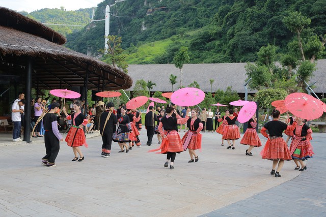 Màn trình diễn văn hóa dân tộc đặc sắc của người dân Mộc Châu. Ảnh: H.T.