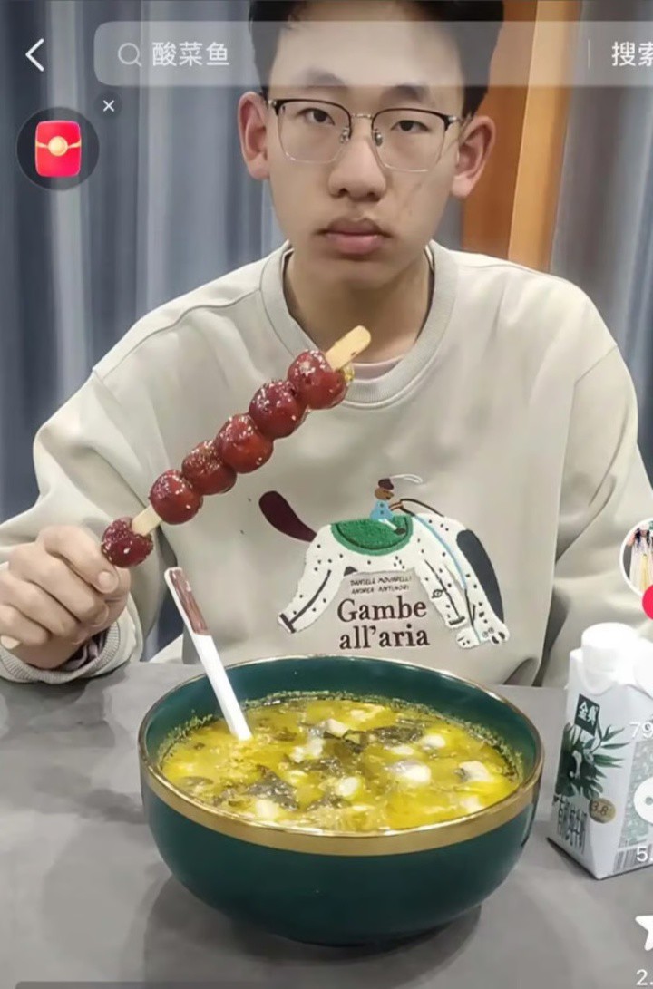 Cậu thiếu niên 16 tuổi có vẻ hơi băn khoăn về sự kết hợp giữa xiên thịt và canh mà mẹ cậu chuẩn bị. (Ảnh: weixin)