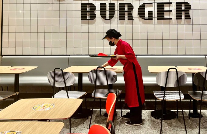 Thanh Thảo lau dọn bàn tại nơi làm thêm, ngày 11/2. Ảnh: Nhân vật cung cấp