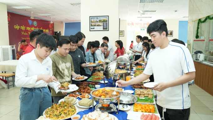 Bữa tiệc tất niên do Trung tâm Quản lý Ký túc xá Đại học Quốc gia TP HCM tổ chức cho sinh viên, ngày 8/2. Ảnh: Khắc Hiếu