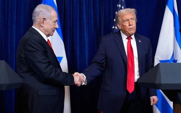 Tổng thống Mỹ Donald Trump (phải) bắt tay Thủ tướng Benjamin Netanyahu khi ông lắng nghe câu hỏi từ một phóng viên vào cuối cuộc họp báo tại Mar-a-Lago ngày 29-12-2025. Ảnh: AP