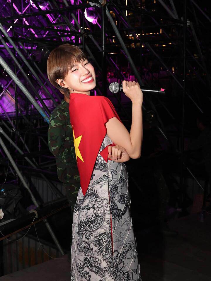 Pháo tên thật là Nguyễn Diệu Huyền, sinh năm 2003, là một trong những rapper trẻ của làng giải trí Việt. Cô gây ấn tượng với các ca khúc được giới trẻ yêu thích và trở thành một trong những gương mặt nữ nổi bật của giới rap Việt.