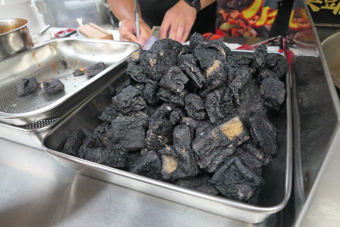 Đậu hũ thối đặc sản Đài Loan. Ảnh: Alex Lozupone