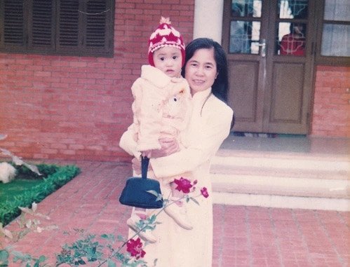 &nbsp;Mẹ Thắng và Phương Anh hồi nhỏ. Ảnh: NVCC