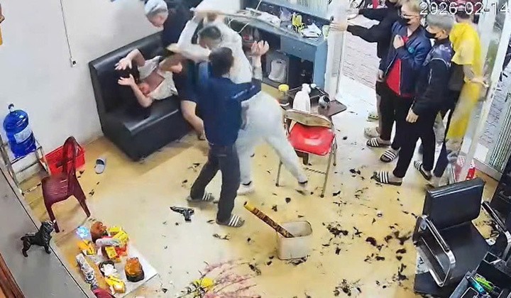 Nhóm người liên tục lao vào đấm, đá nạn nhân.(Ảnh: Cắt tư clip).