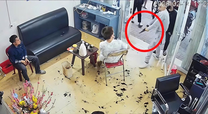 Hình ảnh người đàn ông rút cầm vật giống súng ngắn và thao tác như lên đạn. (Ảnh: Cắt từ clip).