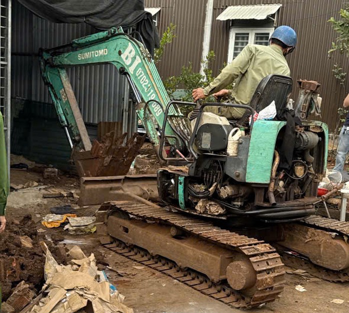 Cơ quan công an sử dụng xe múc đào xới tìm ma túy