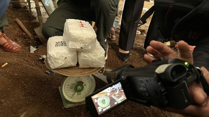 Những gói ma túy được tìm thấy trong vườn nhà của đối tượng Vũ Đình Trọng