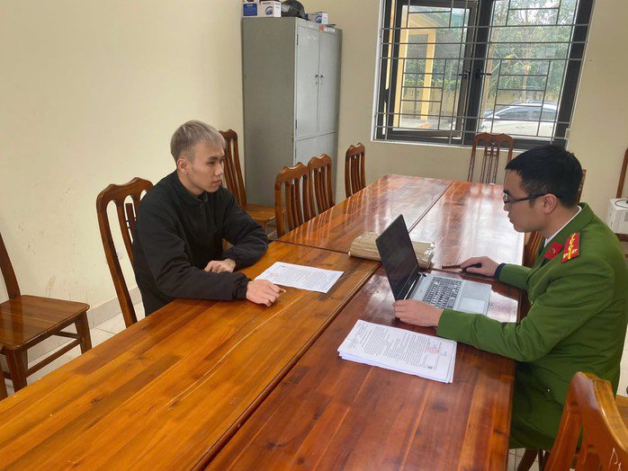 Nguyễn Đức Tùng tại cơ quan công an. Ảnh: Công an cung cấp