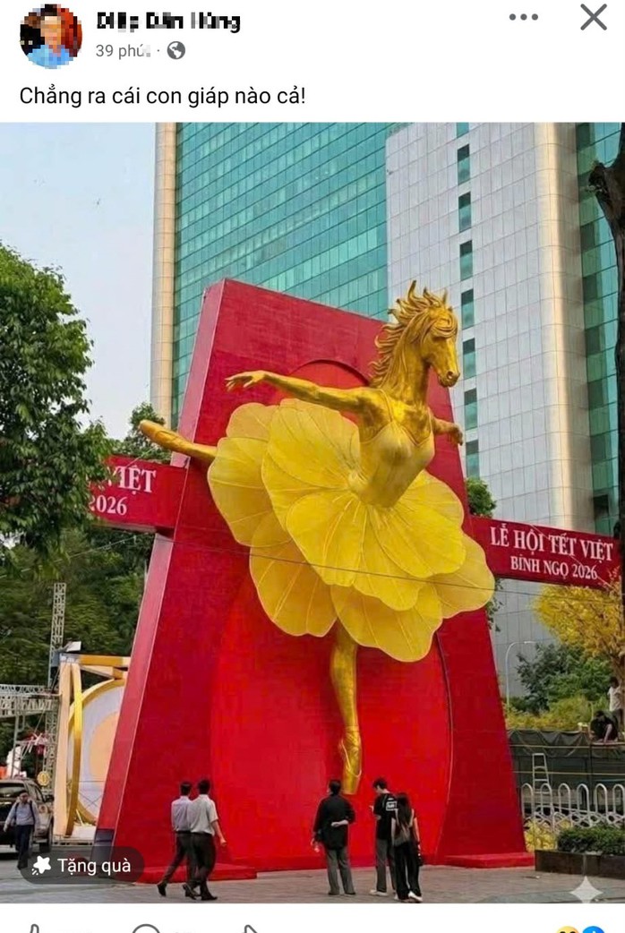 Hình ảnh cổng chào có hình linh vật ngựa mặc váy, bị chỉnh sửa bằng AI