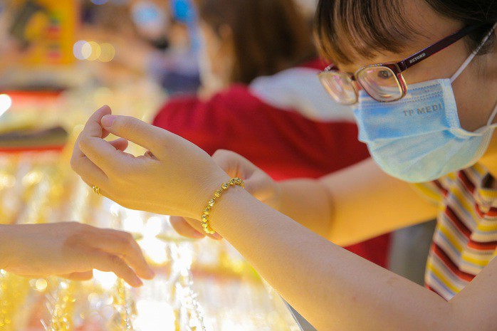 Khách đi bán vàng giá trị từ 5 triệu đồng trở lên sẽ phải chuyển khoản