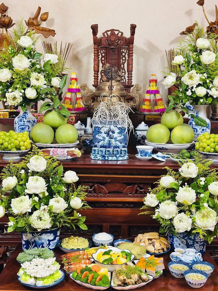 Mâm lễ rằm tháng 7 với tông trắng đẹp mắt.
