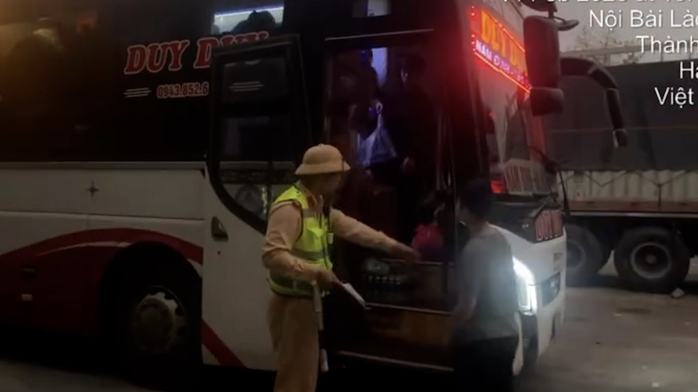 CSGT kiểm tra chiếc xe ô tô. Ảnh: Cục CSGT