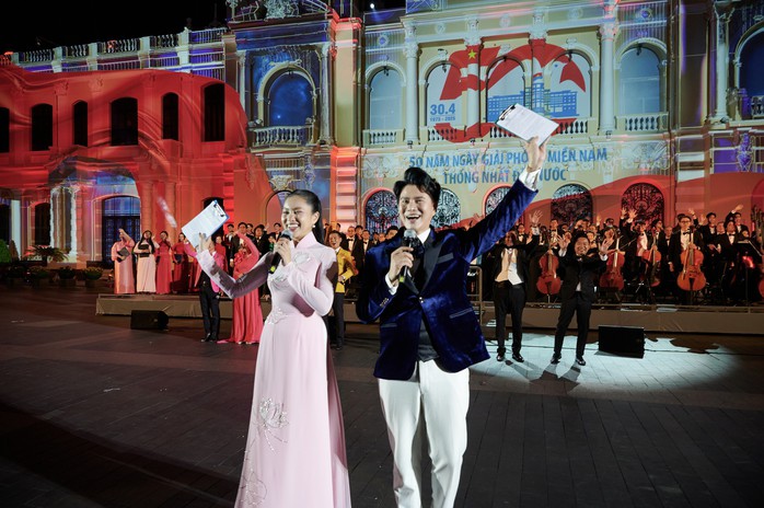 MC Giang Thái cùng MC Vũ Mạnh Cường - MC vừa đoạt Giải Mai Vàng lần thứ 31-2025 của Báo Người Lao Động