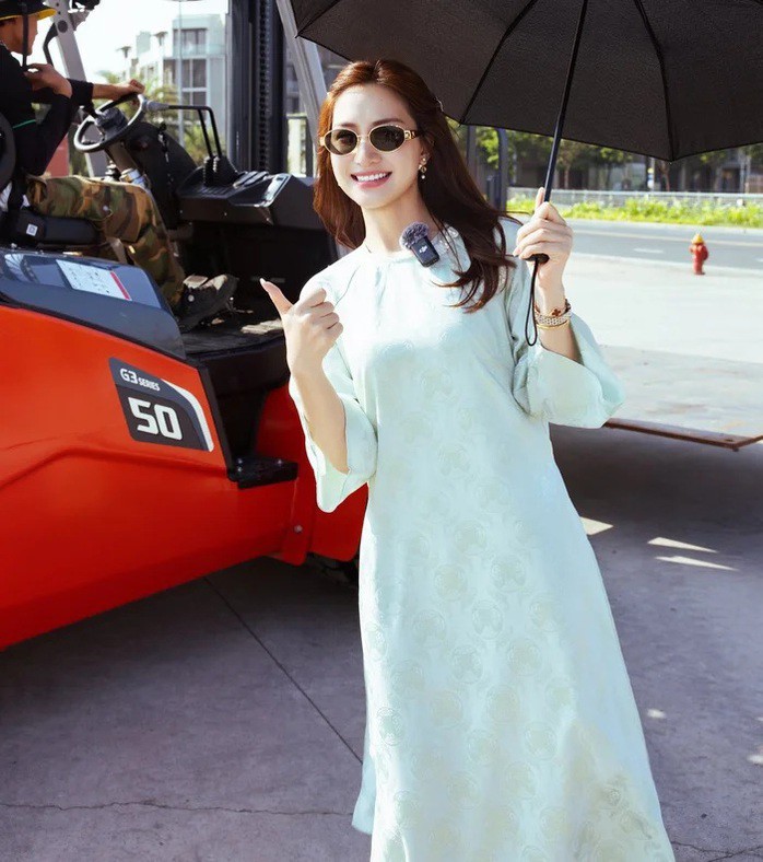 Hòa Minzy với áo dài màu pastel nhẹ nhàng