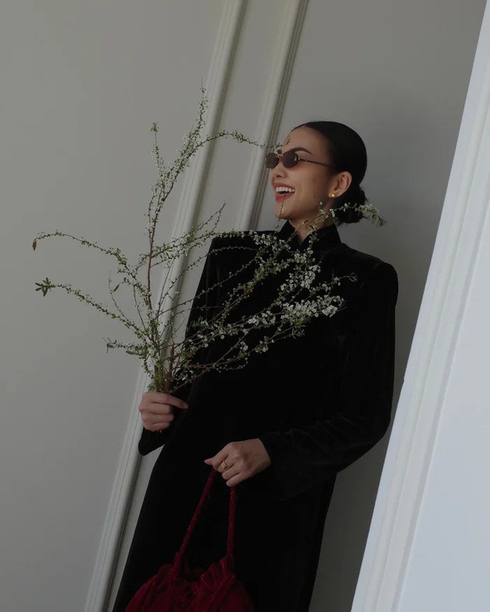 Thanh Hằng với chiếc áo dài nhung sang trọng