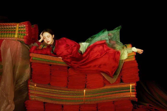 Phương Mỹ Chi với kiểu áo dài cách tân ấn tượng